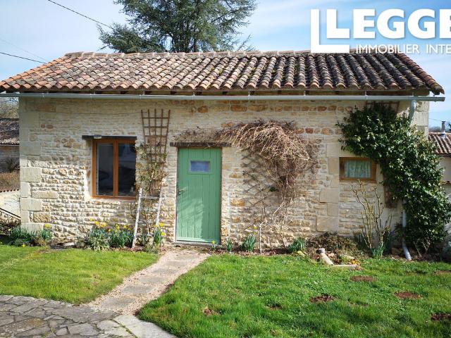 Maison individuelle offrant trois chambre, une annexe un garage, divers dépendances et jardin avec piscine