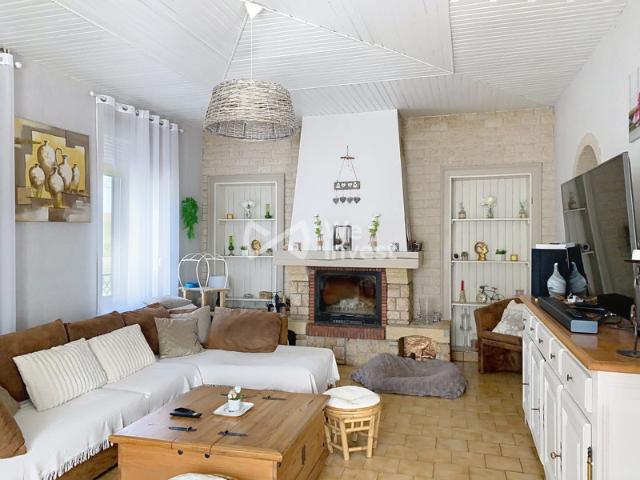 Maison individuelle au milieu de la campagne