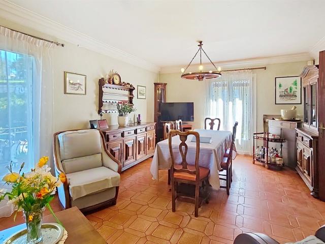 Maison individuelle avec 3 appartements indépendants proche. 230m² Biot