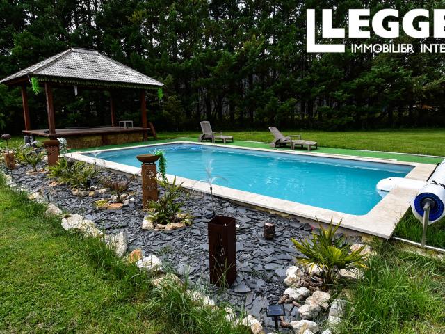 Maison individuelle avec 4 chambres, panneaux solaires,poêle à bois et pisine grand parc clos Terrasson