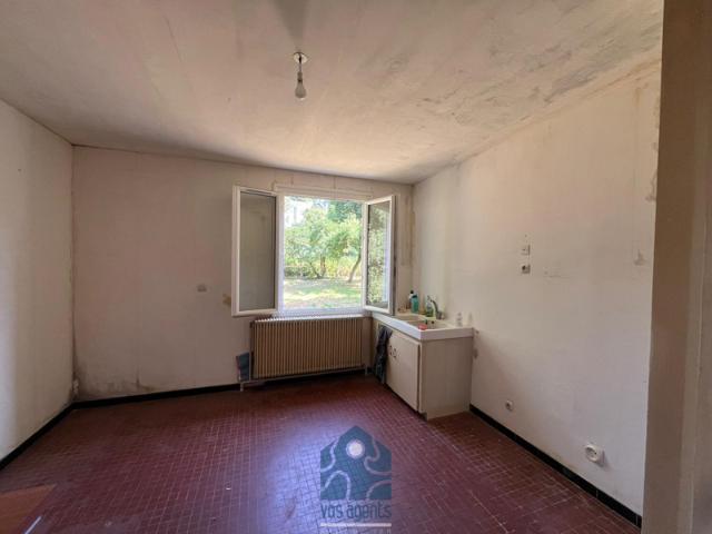 Maison individuelle avec annexes, garage et balcon
