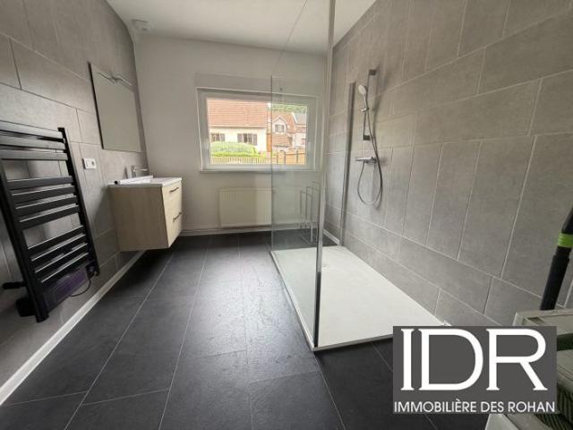 Maison individuelle avec beau jardin