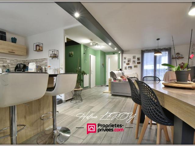 Maison individuelle avec garage et jardin dans quartier calme