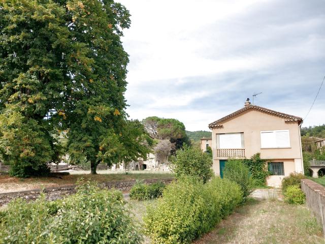 Maison individuelle avec grand jardin et grand garage