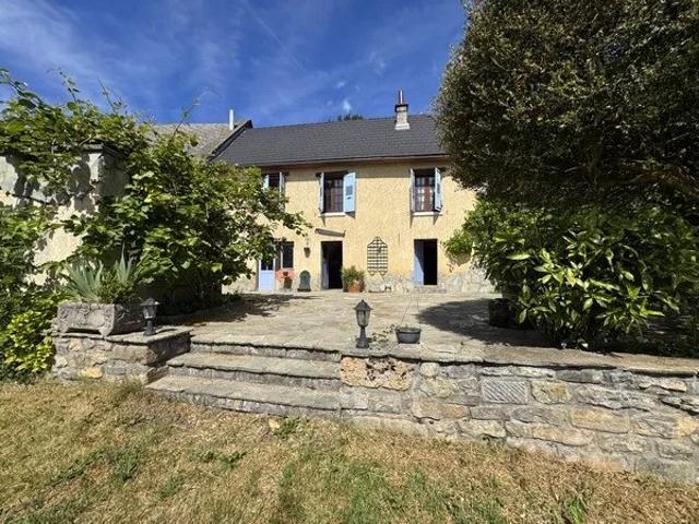 Maison individuelle avec dépendances et terrain attenant