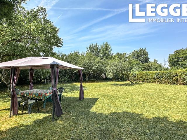 Maison individuelle avec maison d’amis, dépendances et jardins. Emplacement calme et privé. Proche de Matha