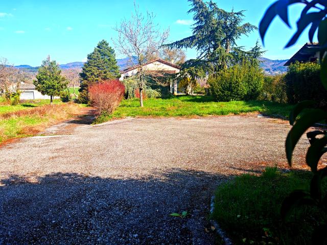 MAISON INDIVIDUELLE AVEC SOUS SOL ET TERRAIN AU CENTRE DE VERNOUX