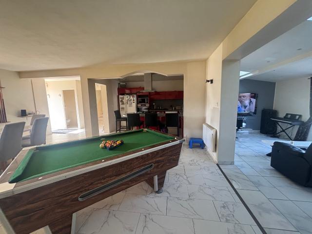 Maison individuelle avec piscine chauffée, 4 chambres + bureau