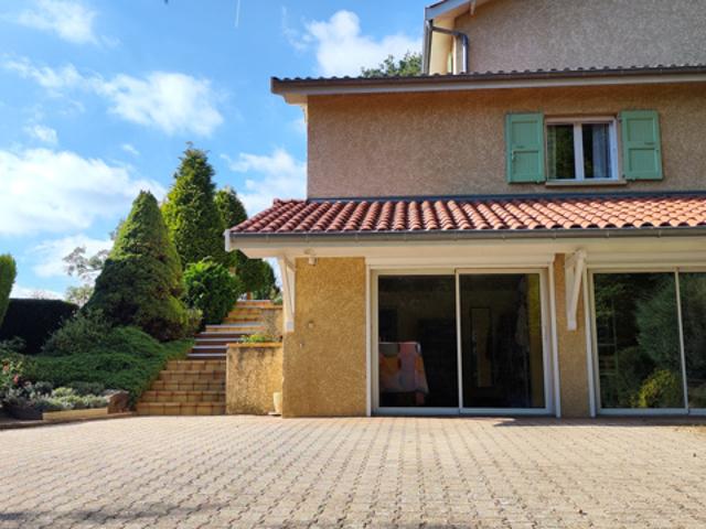 Maison individuelle avec piscine et grand terrain