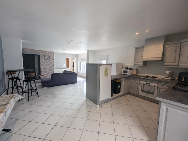 Maison individuelle avec places de stationnement, garage et jardin