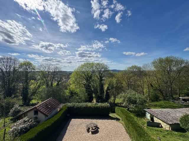 Maison Individuelle avec Vue Magnifique, Grande Terrasse Couverte, Jardin et Garage