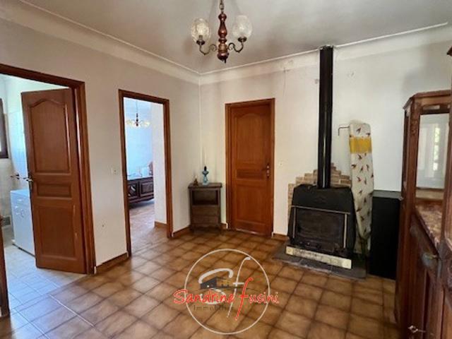 MAISON INDIVIDUELLE COMPOSEE DE DEUX APPARTEMENTS AVEC GARAGE ET TERRAIN ATTENANT