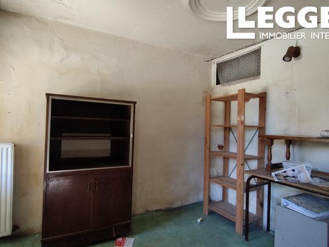 Maison de deux chambres, bien située du village et des commodités, avec un petit jardin