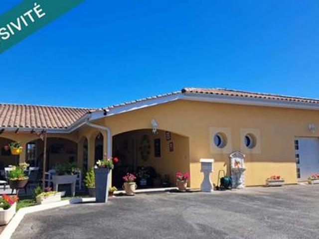 Maison individuelle de plain pied T6 de 174 m² environ sur un terrain de 1118m², un garage pour 2 roues de 9m², grande courgoudronnée permettant le stationnement de quatre véhicules et une terrasse abritée de 47 m².prestations soignées, c.