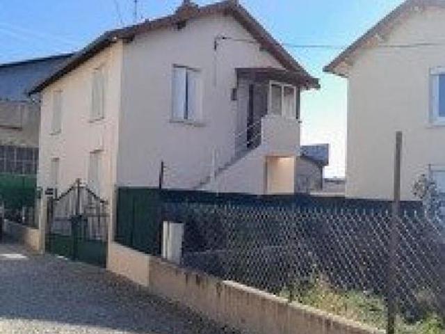 Maison individuelle de rapport divisée en deux appartements entièrement rénovés. Investissement locatif idéal