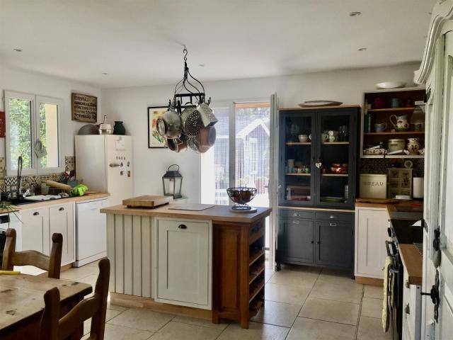 Maison individuelle de trois chambres avec piscine, grange. 120m² Le Grand Madieu