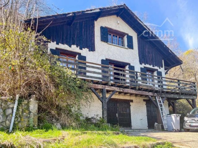 Maison individuelle de 135 m² Appartement T 2 et maison Type 4 A rénover Garages Grand terrain de 4551 m² Vue imprenable sur Belledonne