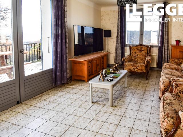 Maison individuelle de 4 chambres avec vue panoramique, garage, jardin clôturé et sécurisé et bois à la fronti