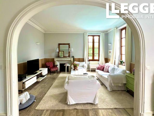 Maison individuelle de 5 chambres avec piscine chauffée, beau jardin, grange à Lorignac