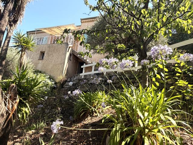 Maison individuelle Drap: 2 appartement  stationnement  jardin  vue