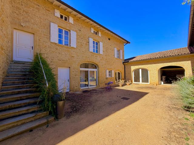 Maison individuelle en pierres dorées 350 m2 Saint Germain Nuelles