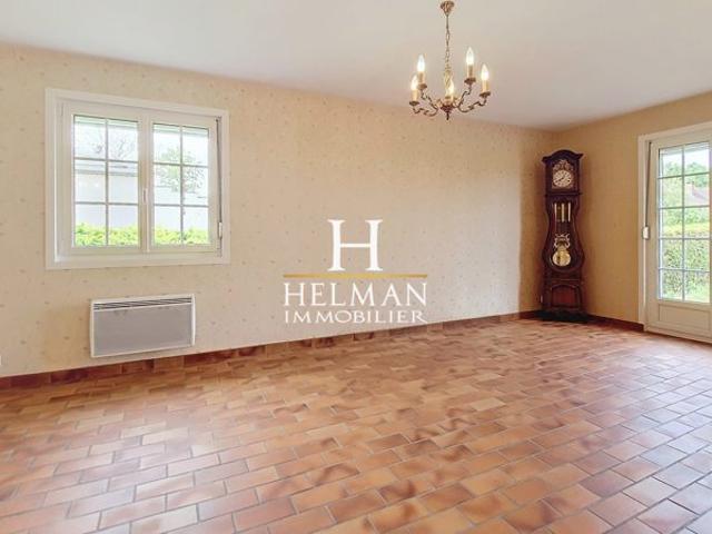 Maison individuelle de 9 pièces en semi plain pied avec garage