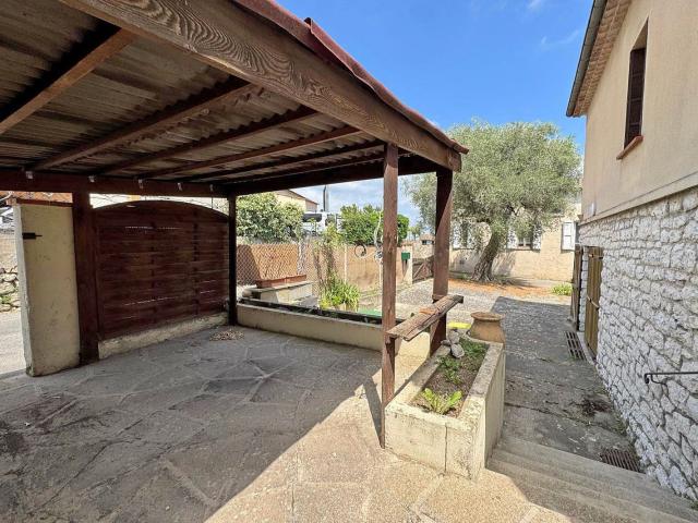 Maison individuelle en 2 appartements, proches commerces. 120m² Le Rouret