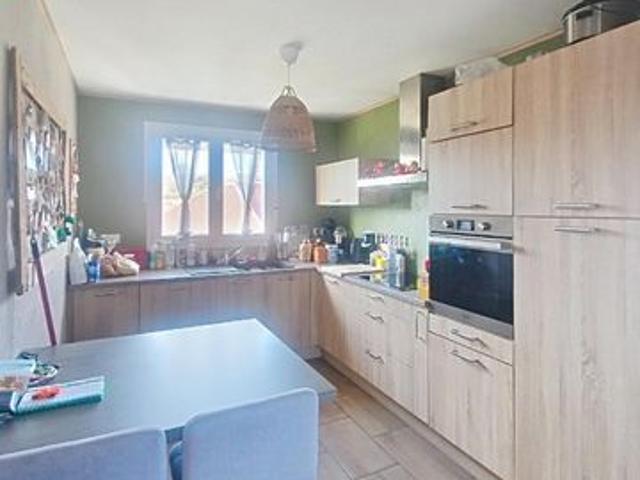 Maison individuelle plain pied élevée sur sous sol avec 3 chambres, jardin, garage et terrasse !