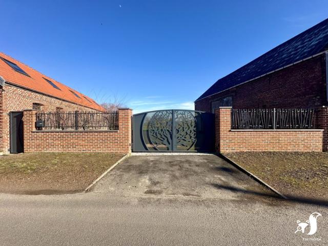Maison individuelle rénové avec grange et étang