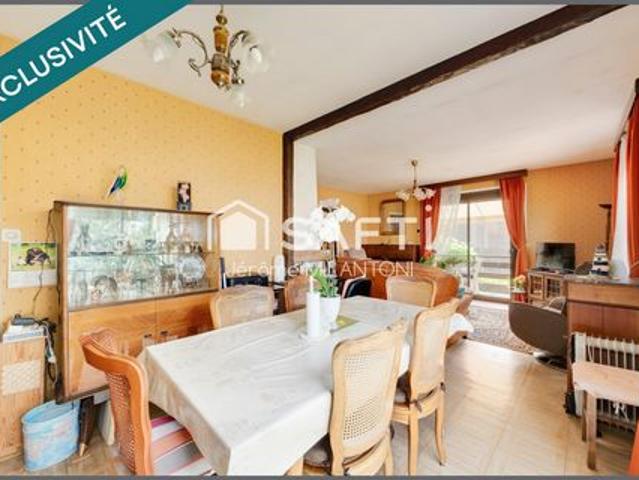 Maison individuelle sur sous sol, belle surface, idéalement située.