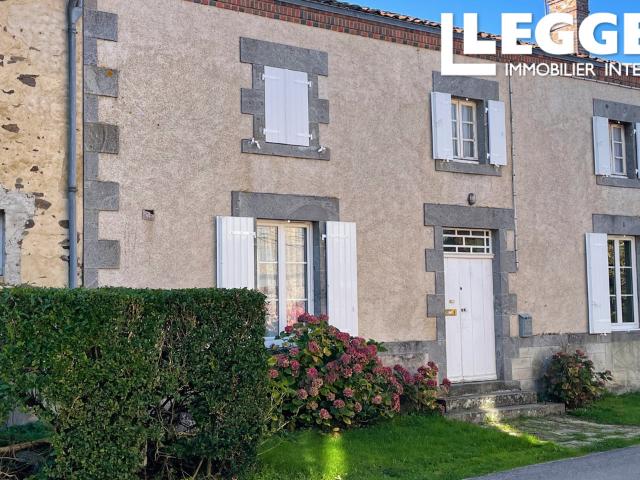 Maison individuelle spacieuse de 5 chambres avec grange et jardin attenants. Terrain non attenant en face
