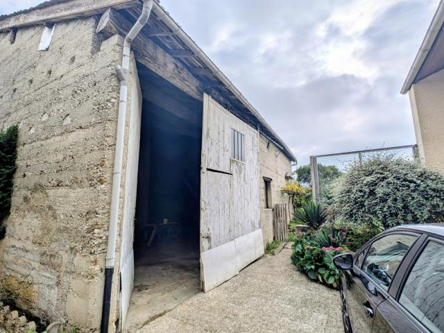 MAISON INDIVIDUELLE T6 + MAISON T3 + HANGAR + TERRAIN DE 1028 M2