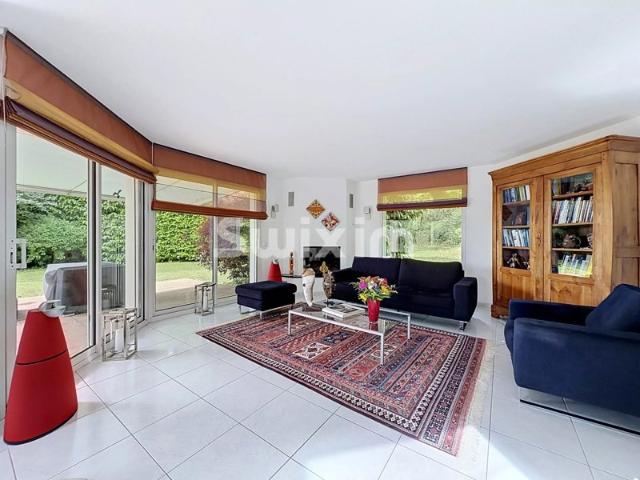 Maison individuelle T6 de 244m2 sur terrain de 1'074m2!