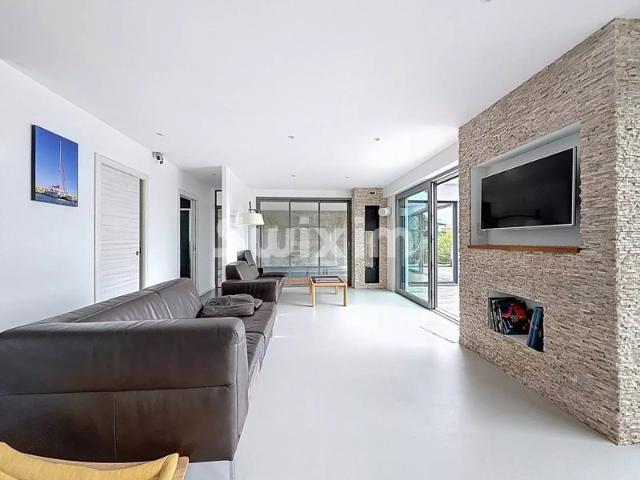 Maison individuelle T6 de 210m2 sur terrain de 710m2!