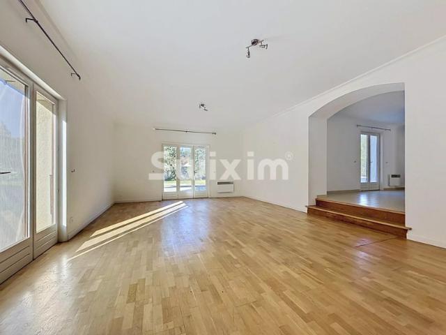 Maison individuelle T8 de 223m2 sur terrain de 2'000m2!