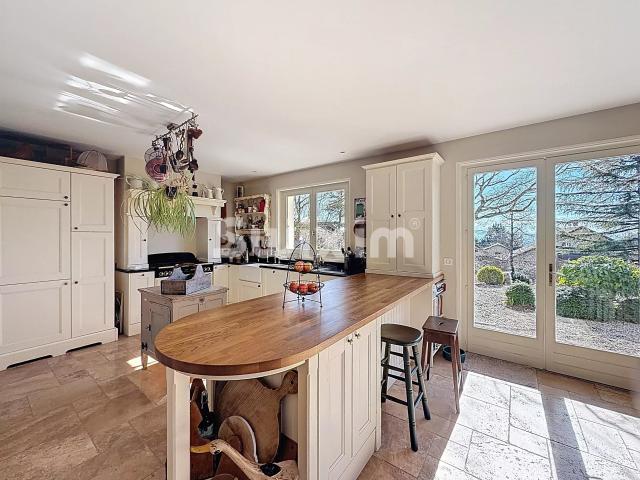 Maison individuelle T9 de 320m2 sur terrain de 1'212m2!