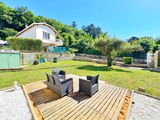 Maison individuelle 97 m2, terrain de 1 092 m2 et 2 garages: espace, verdure et potentiel au rendez vous