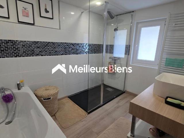 Maison Individuelle 150 m2 3 chambres dont 1 avec douche 1 salle de bains avec baignoire et douche 2 WC Terrasse Cour/Jardin Garage