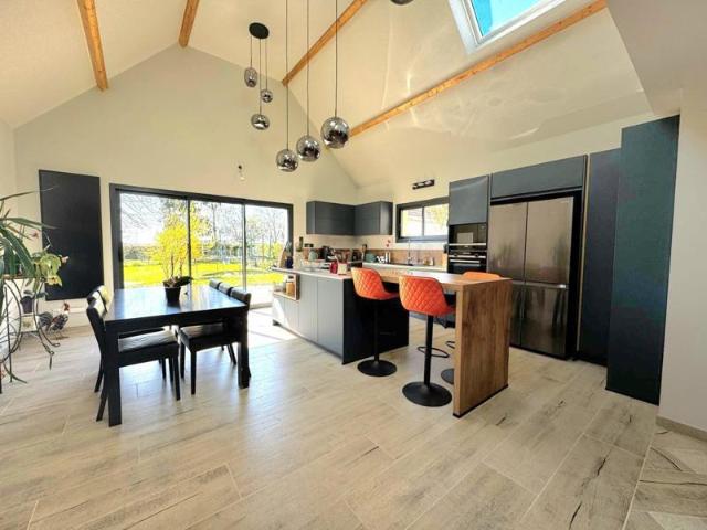Maison individuelle 160 m2 sous sol total 5 chambres 1167 m2 terrain