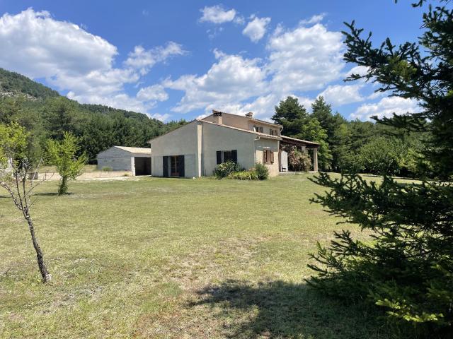 Maison individuelle 136 m2 Terrain 4 350 m2 Grand garage de 100 m2 La Martre 83840