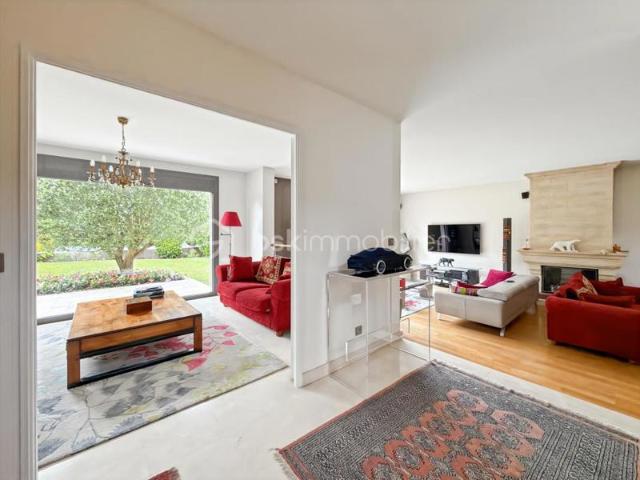 Maison individuelle 230 m2 5 chambres terrain 874 m2 piscine golf