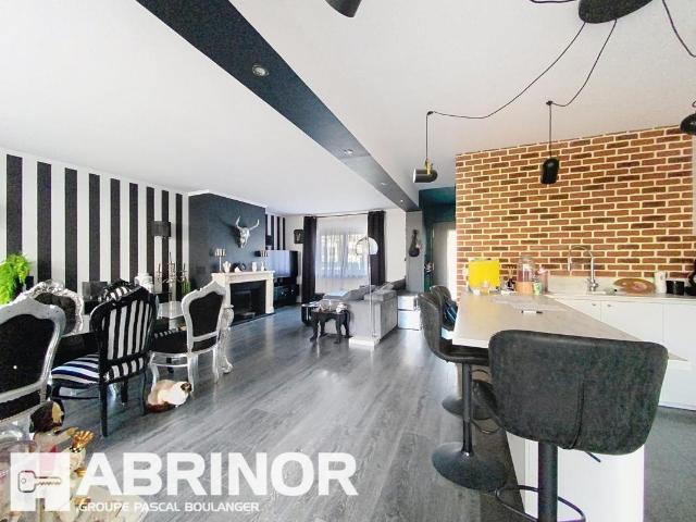 Maison individuelle, 3 chambres, 1 bureau ou chambre en RDC, jardin, sous sol complet