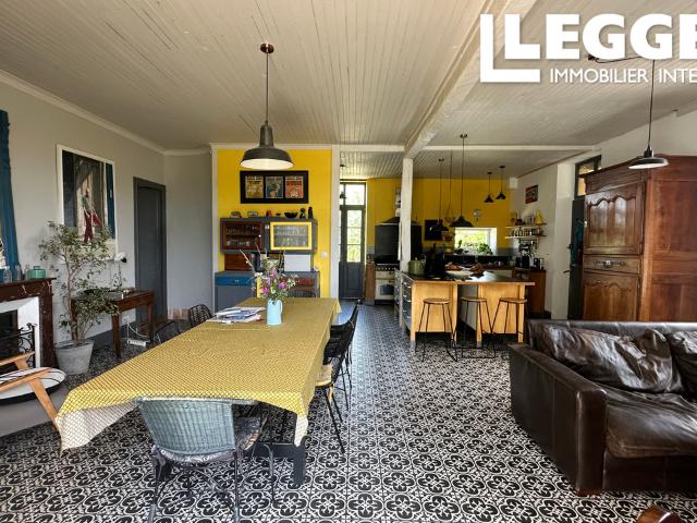 Maison individuelle, 3 pièces à vivre, 4 chambres, 2 salles de bains, beau jardin
