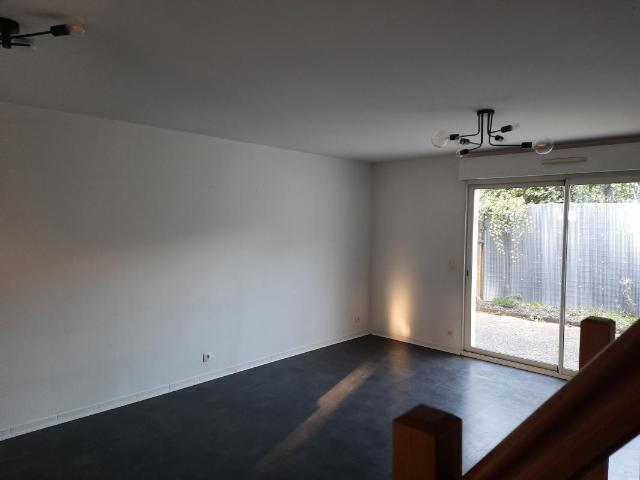 Maison individuelle 4 chambres avec cour et stationnement – Angers