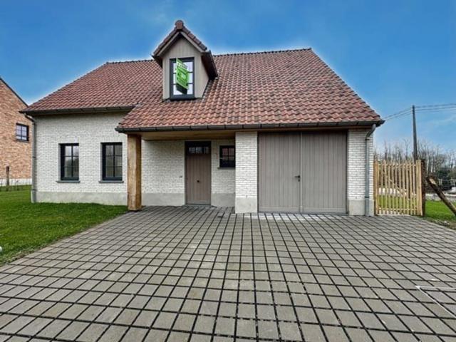 Maison individuelle 4 chambres avec jardin et garage, libre