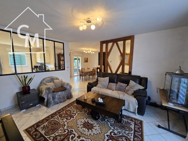 Maison familiale avec piscine, véranda et prestations complètes Cormeray