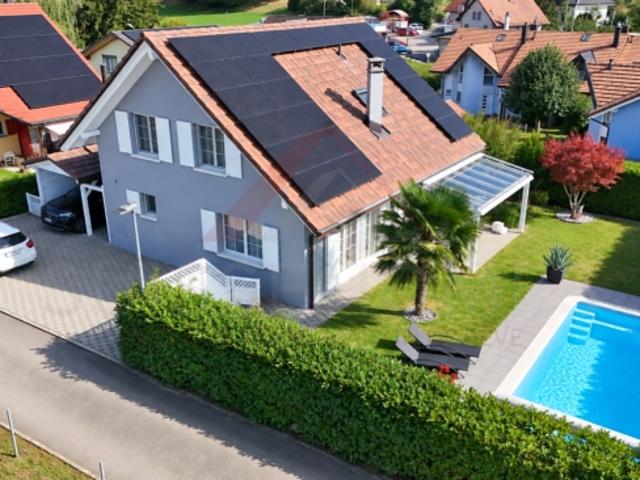 Maison individuelle 5.5 pièces rénovée avec piscine, photovoltaïque et 4 places de parc