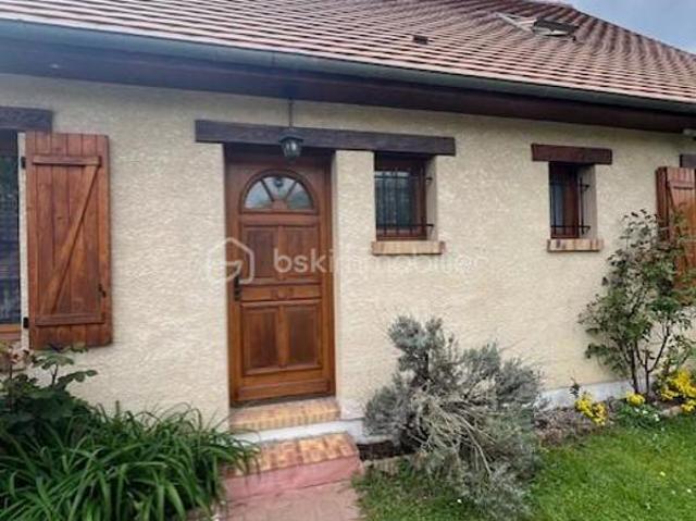 Maison familiale avec studio indépendant et double garage — Gisors