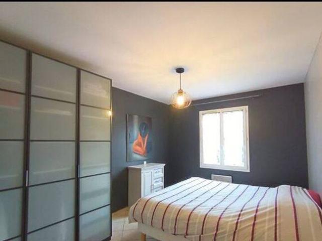 Maison individuelle 90m2 meublée, idéale pour une famille. Dans un quartier résidentiel calme, serein et très agréable