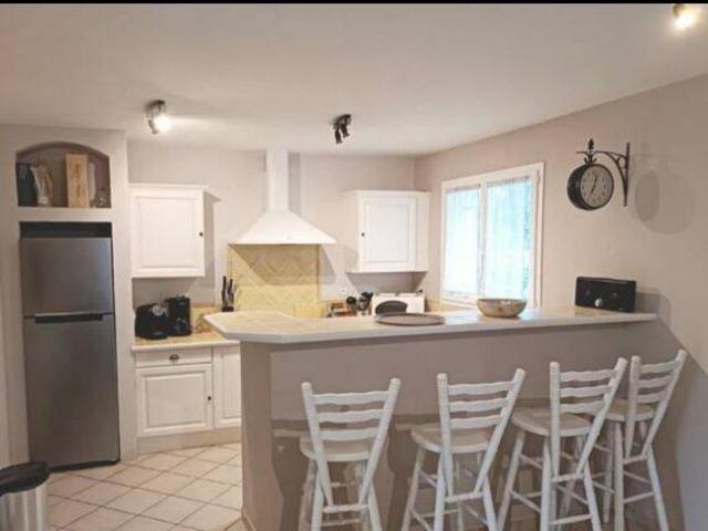 Maison individuelle 90m2 meublée, idéale pour une famille. Dans un quartier résidentiel calme